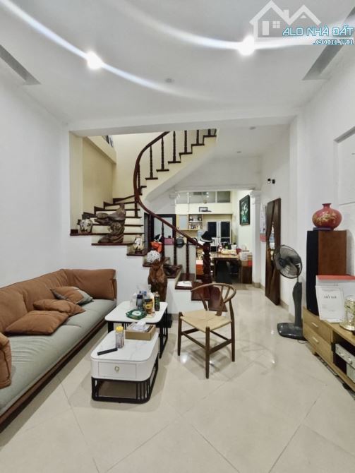 Cầu Giấy 52m2, dân xây, 20m ô tô tránh, ô chờ thang máy, ở sướng, chỉ hơn 9 tỷ - 1