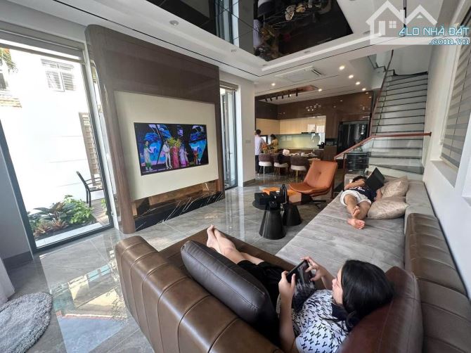 Bán căn Villa 2 mặt tiền Hải Châu - Đà Nẵng mới 100% ngay sát Thăng Long, 5PN lớn, 5WC - 1