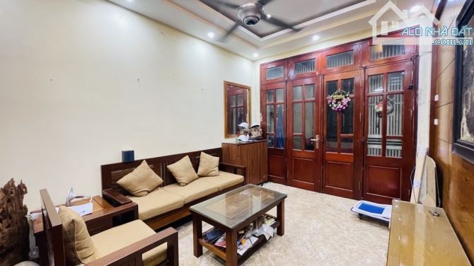 TRUNG TÂM CẦU GIẤY 5 TẦNG - NHÀ ĐẸP Ở NGAY - NGÕ THÔNG GẦN Ô TÔ - CHỈ NHỈNH 7 TỶ. - 2