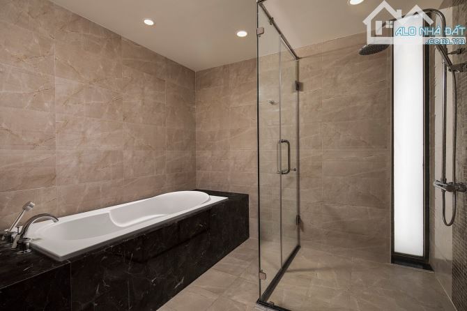 Bán khách sạn 3* mặt phố Võ Chí Công 380m2 Tây Hồ - 56 phòng - mặt tiền 15m - giá 190 tỷ - 5