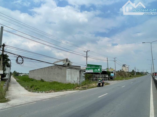 1,5 hecta có 300m2 thổ đất 3 mặt tiền ĐT 824 ấp 7 Lương Hòa, Bến Lức, Long An giá 45 tỷ - 5
