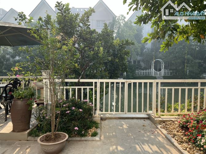 Dành cho các Bác lắm tiền nhiều của ạ. BT Hoa Sữa 9 Vin RiverSide . 227m - view hồ - 6