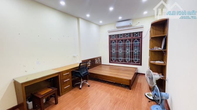 TRUNG TÂM CẦU GIẤY 5 TẦNG - NHÀ ĐẸP Ở NGAY - NGÕ THÔNG GẦN Ô TÔ - CHỈ NHỈNH 7 TỶ. - 9