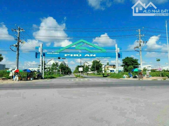Nền trục chính A1 kdc Phú An dt 5x24 sổ hồng thổ cư full lộ 30m hướng Tây Bắc giá dưới 4tỷ