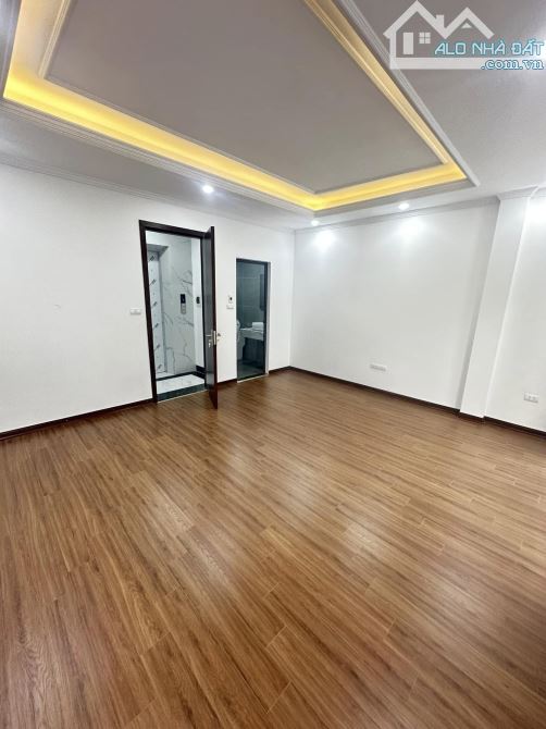 Bán nhà xây mới Khương Đình, 40m2, 6 tầng, thang máy, gần phố, 9.9 tỷ