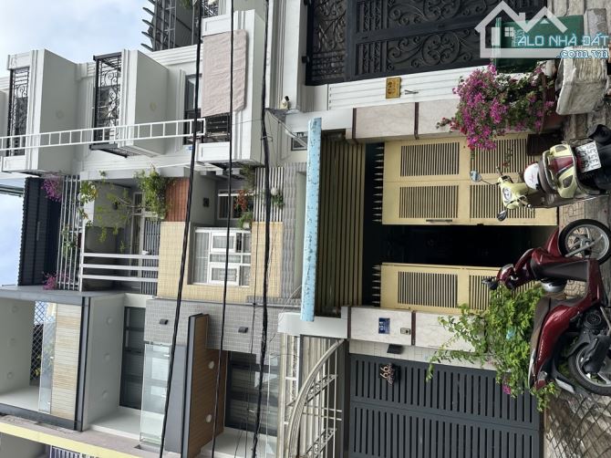 Mặt tiền kinh doanh đường số 33 xe hơi thông kế bên chợ Tân Quy Q7 4 tầng 70m2 chỉ 9.9 tỷ