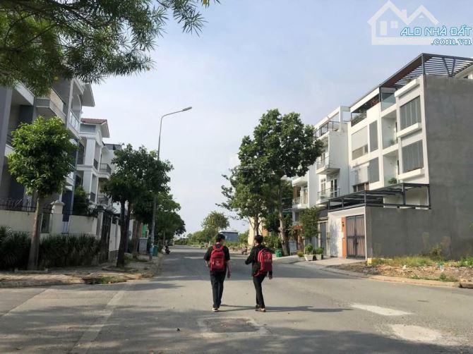 BÁN NHANH LÔ 125M2  SỔ RIÊNG ĐƯỜNG ĐINH BỘ LĨNH CACH QL51 200M CHỈ 2tỷ3 - 1