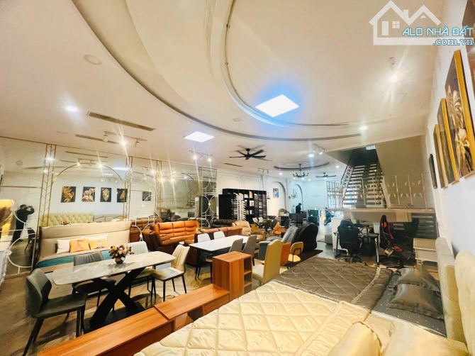 🏟️Mặt tiền Nguyễn Thị Minh Khai-CMT8_Sàn Suốt 20X20_2 Tầng KD/Showroom Chỉ 1xx - 1