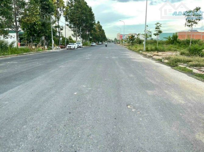 Nền trục chính A1 kdc Phú An dt 5x24 sổ hồng thổ cư full lộ 30m hướng Tây Bắc giá dưới 4tỷ - 1