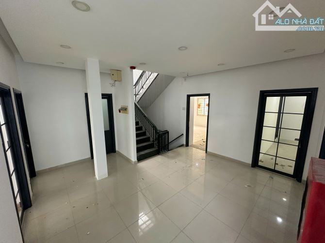 Bán nhà mặt tiền số 178 Nguyễn Duy Dương, Quận 10. DT: 11.6*30M. Giá chỉ: 78 tỷ - 17
