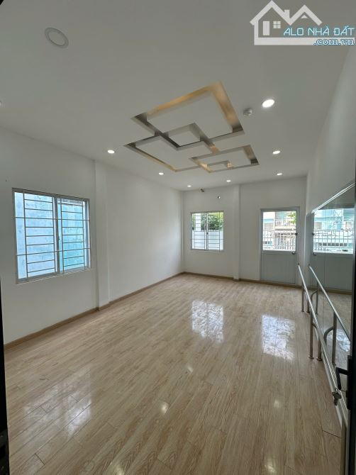 Bán nhà mặt tiền số 178 Nguyễn Duy Dương, Quận 10. DT: 11.6*30M. Giá chỉ: 78 tỷ - 18