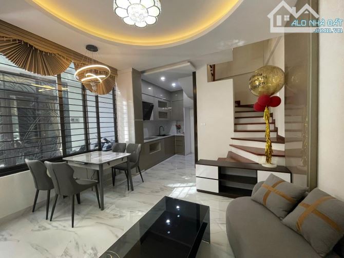 NHÀ ĐẸP NGỌC THUỴ- Ô TÔ ĐỖ CỔNG- LÔ GÓC - GIÁ 5TỶ NHỈNH - 2