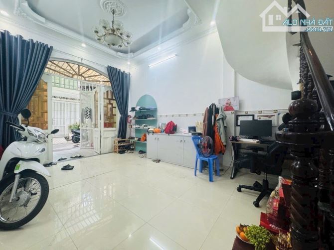 46M2, NHỈNH 5 TỶ - NHÀ 3 TẦNG- HẺM XE HƠI – GẦN NGÃ 4 QUANG TRUNG- PHAN HUY ÍCH - 2