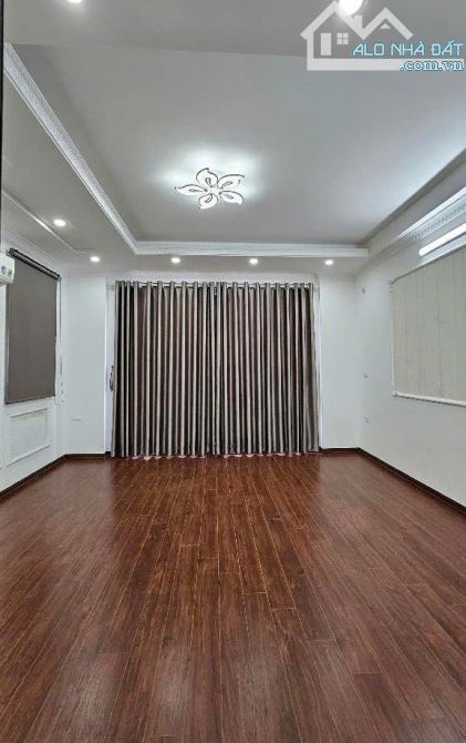 Bán nhà Bát Khối 35m2, 4 tầng, mt 4.4m, lô góc, ô tô đỗ cửa, 5 tỷ - 4