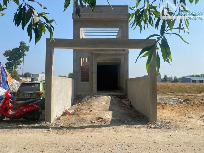 Nhà mới xây 130m2, 1 trệt 1 lửng - sổ riêng - thổ cư 100%, sát chợ, cách KCN 200m - 6