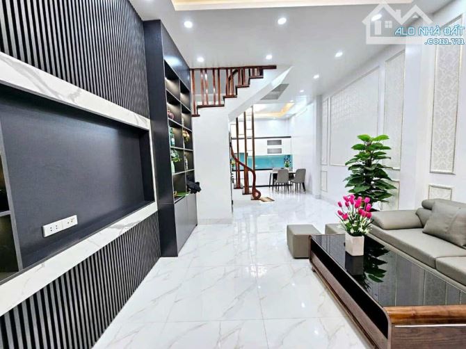 Bán Nhà Cầu Giấy 50m-Sát Phố- Ô Tô Đỗ-Phân Lô 3 Thoáng- Cạnh Công Viên