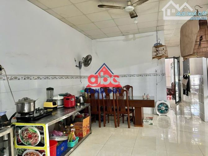 Diện Tích 5,7m x33m nở hậu gần 11m (274m2) Giá: 2ti9