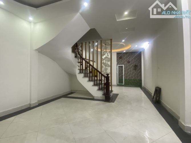 Cực hiếm. Bán nhà phố Định Công Thượng, Hoàng Mai. 39m2 x 4 Tầng. MT 4.3m.Ô TÔ. Hơn 8 Tỷ.