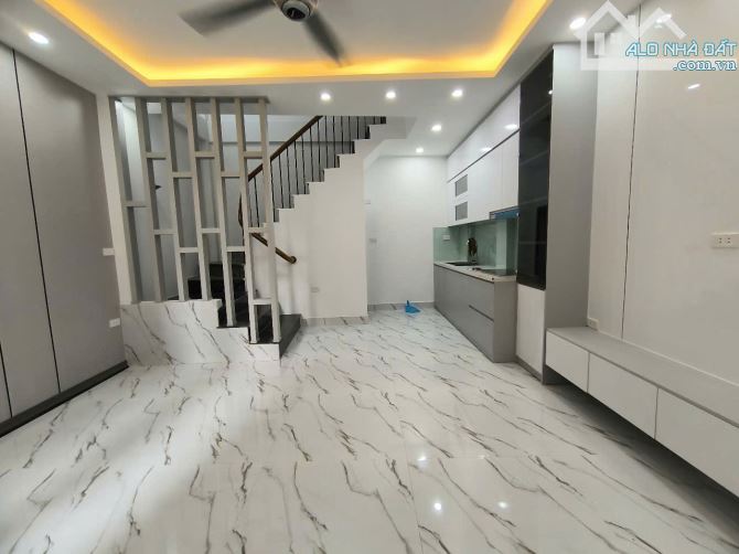 BÁN NHÀ ĐÊ LA THÀNH – 36M² – 5 TẦNG – SỔ ĐỎ VUÔNG – 6.8 TỶ