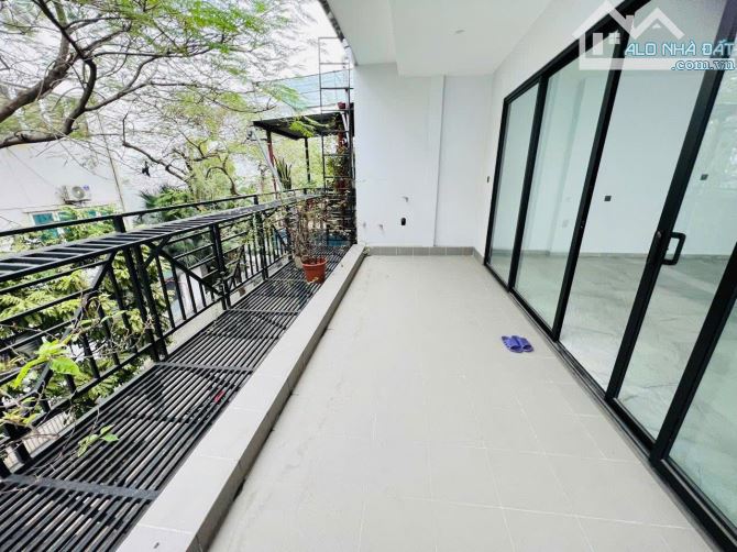 Nhà đẹp Hoàng Đạo Thành - Ô Tô Đỗ Cửa - 3 Mặt Thoáng, View Đỉnh - 40m/161m - Chỉ 6tỷ35