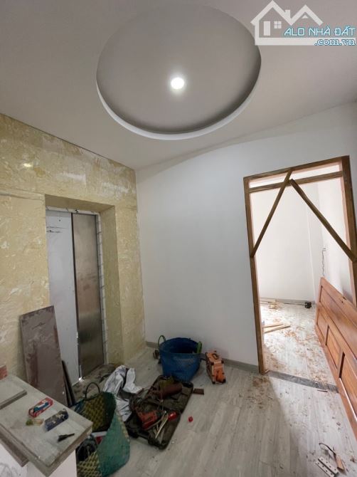 NHÀ MẶT TIỀN KẾ QUẬN 10, NGANG 5m*26m, 5 TẦNG, THANG MÁY, CHỈ NHỈNH 200tr/M2