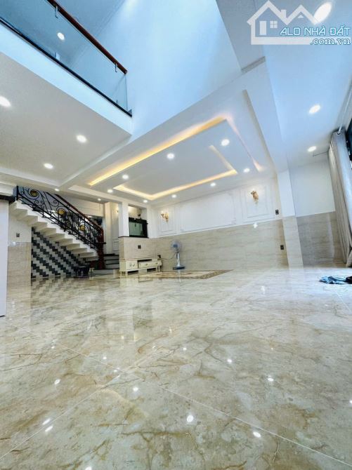 BÁN GẤP 210 m2 VILLA Tân Cổ Điển hẻm 202 Phạm Văn Hai, gần chợ, hẻm xe hơi 5m chỉ 11,9 Tỷ - 1