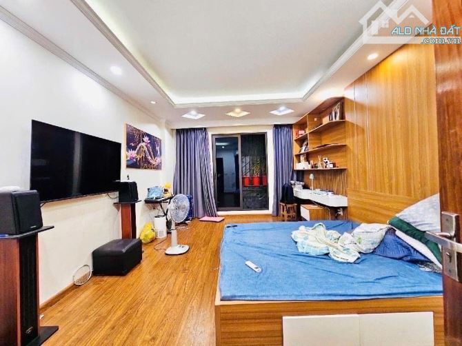 Bán Nhà Thụy Khuê 8 tỷ : DT 42m-Mặt Tiền 6m- Sát Hồ- Ngõ Rộng 4m- Phân Lô, 3 Thoáng - 3