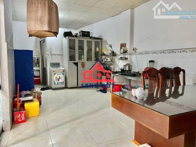 Diện Tích 5,7m x33m nở hậu gần 11m (274m2) Giá: 2ti9 - 2