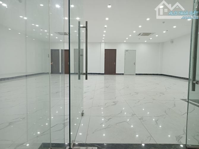 Bán gấp toà văn phòng mặt phố Vũ Tông Phan, vỉa hè, 200m2 * 11 tầng, MT 10.5m, Giá 75 tỷ - 2