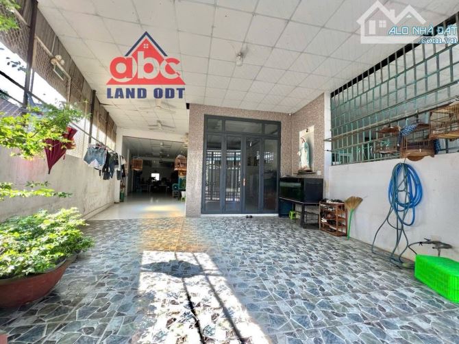 Diện Tích 5,7m x33m nở hậu gần 11m (274m2) Giá: 2ti9 - 3