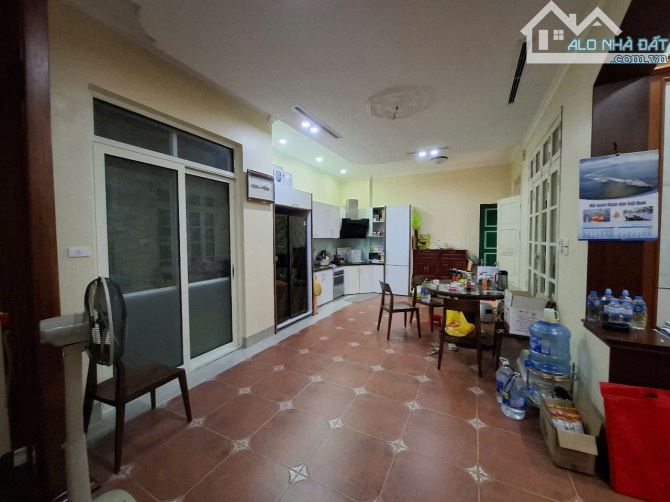 Cho thuê nhà phân lô phố trần quốc hoàn, phan văn trường 100m2x4T Full nội thất - 3
