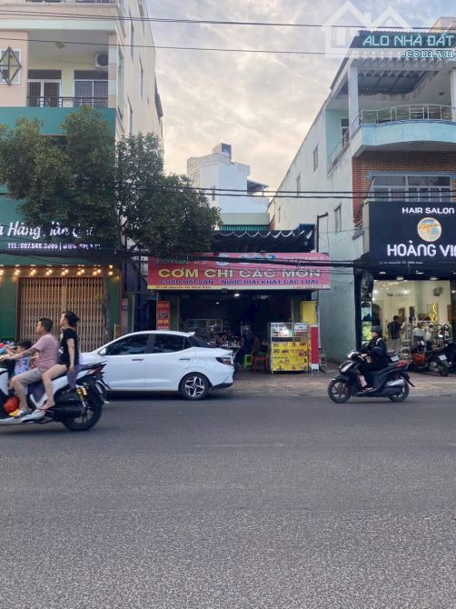 Bán nhà mặt tiền đường Nguyễn Thị Minh Khai DT129m2 ngang6,5m Giá 250Tr/m2