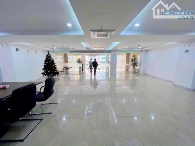 Bán tòa nhà mặt phố Nguyễn Trãi, lô góc, kd đỉnh, 200m2x10T, giá 101 tỷ