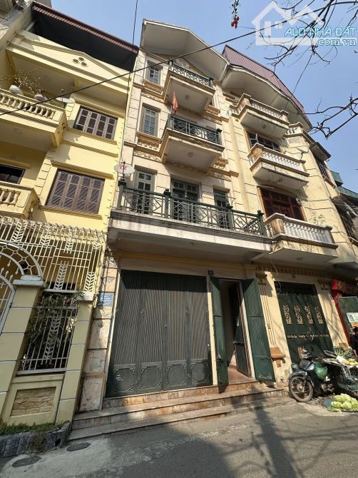 (OTO TRÁNH) Bán nhà phân lô ngõ 28 Nguyên Hồng 61mx4T MT 5m KD VP 17tỷ siêu hiếm Đống