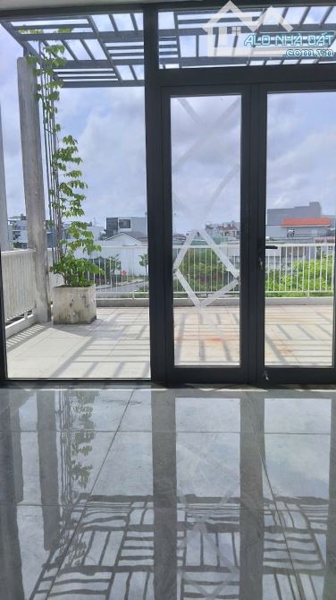 Cho thuê nhà 3 tầng biệt thự Hoà Xuân. Dt 150m2 ngang 8m view sông mát mẻ ở tốt