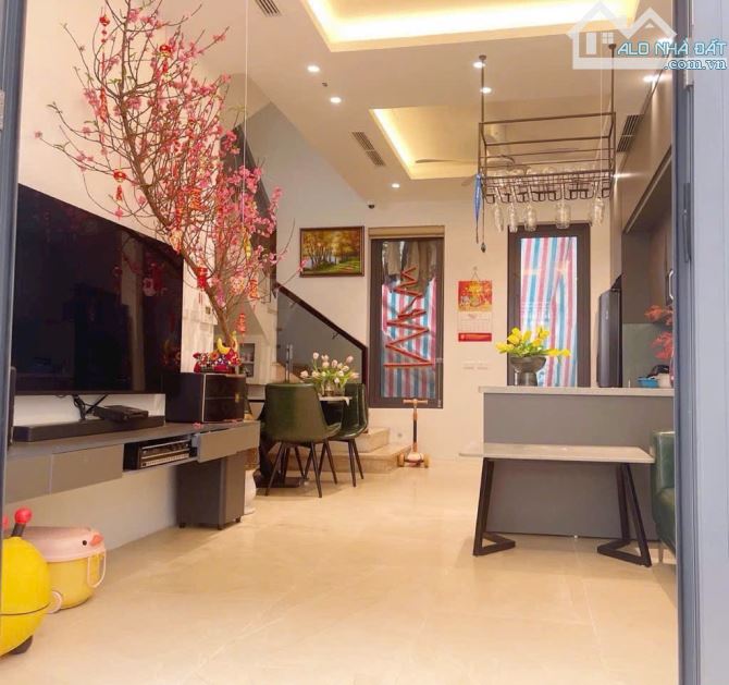 BÁN CĂN BT SONG LẬP 75m2 MT:6,7M GIÁ 12,5 TỶ TRỤC CHÍNH CẦU CHƯƠNG DƯƠNG LONG BIÊN TỨ LIÊN