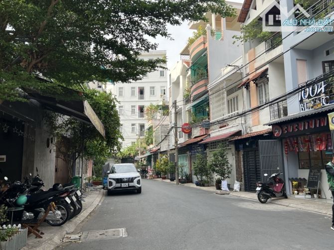 Bán CHDV gần Đh Văn Lang, [5 tầng, 81m2, 4.1x16, 9 phòng, 286m2 sàn], dòng tiền 4%/năm