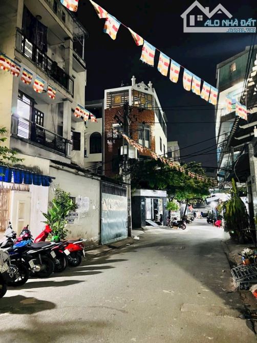 Gần Aeon Tân Phú - 240m2 - ngang 10m2 - đường 8m thông - 3 tầng - nở hậu - dòng tiền 400tr