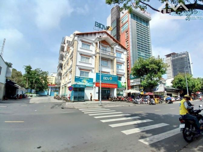 Khuôn Đất Đẹp Góc 3 Mặt Tiền Q1 - 15m*28m -3Tầng -Gía: 175Tỷ TL