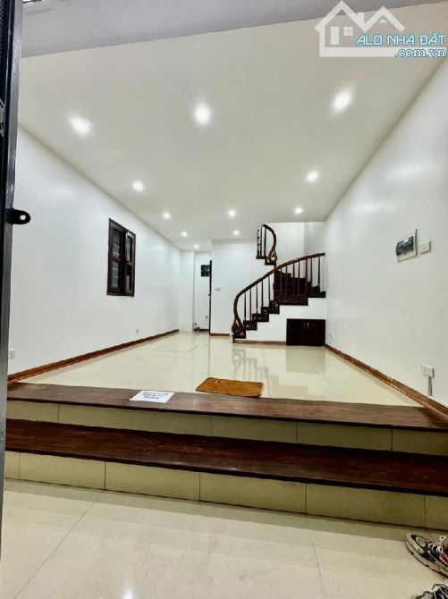 Nhà La Thành 5 tầng 40m 7,05 tỷ lô góc thoáng sáng.