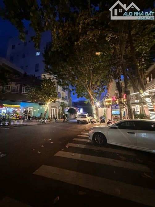 Bán căn góc 2 mặt tiền 4 tầng, P Phước Hoà, Nha Trang. 449m2 ngang 18m đang cho thuê - 1