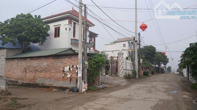 Hiếm, bán đất Đông Yên, Quốc Oai, diện tích 105m2, đường thông, ô tô, kinh doanh. Giá 1,78 - 1