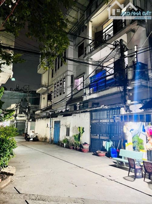 Gần Aeon Tân Phú - 240m2 - ngang 10m2 - đường 8m thông - 3 tầng - nở hậu - dòng tiền 400tr - 1