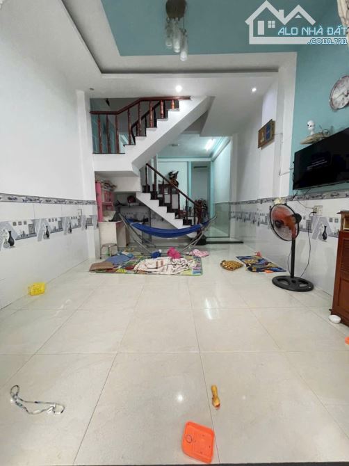 Gấp Bán nhà ngay chợ Bình Thành hẻm 7m xe hơi vào nhà 70m2,2Tầng Nhỉnh 3tỷ  

  
Gấp - 1