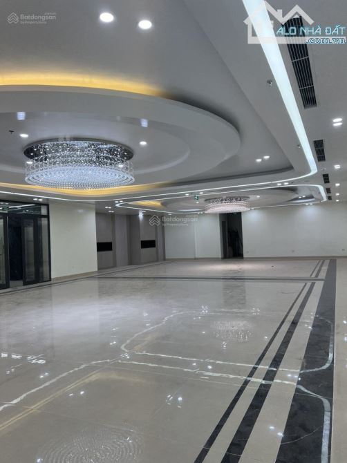 Cho thuê nhà Tân Triều, DT 170m2 5 tầng 1 hầm, MT 8m, nhà mới thông sàn thang máy 100tr - 1