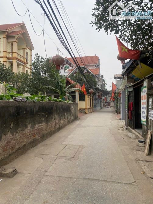 Thôn 1 Vạn Phúc, DT: 57m, MT: 5.2m, giá 2.9 tỷ, ngõ 2.7m, cách 10m ra đường o tô tải phi - 1