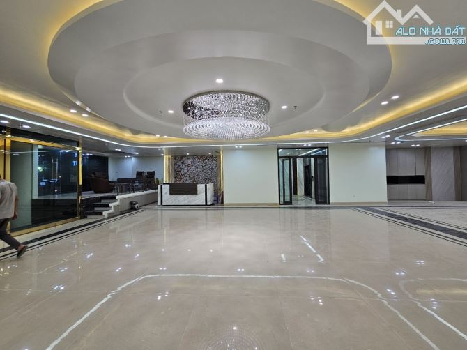 Bán tòa nhà mặt phố Nguyễn Trãi, lô góc, kd đỉnh, 200m2x10T, giá 101 tỷ - 2