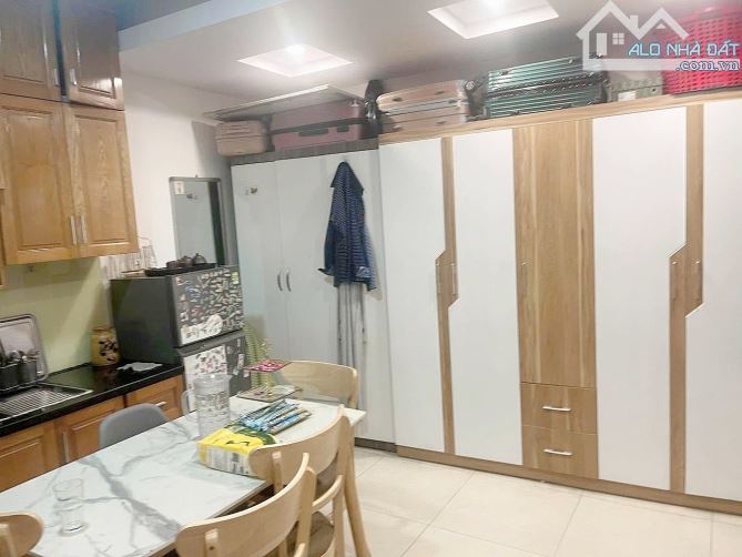 Trần Thái Tông , vị trí đẹp ,40m2 , 6 tầng thông sàn , ngõ ôtô  KD sầm uất , MT rộng 11,6T - 3