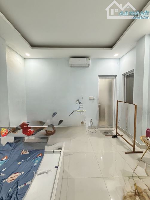 Bán CHDV gần Đh Văn Lang, [5 tầng, 81m2, 4.1x16, 9 phòng, 286m2 sàn], dòng tiền 4%/năm - 3