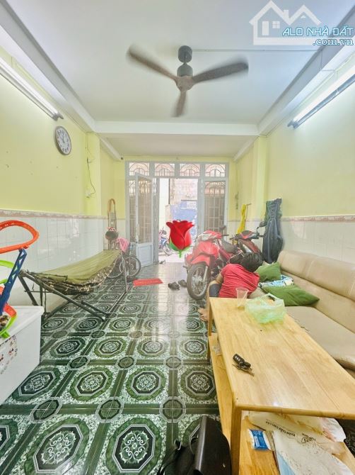 HXH ngay Chợ Nguyễn Tri Phương. Q10. 40m2. 2 tầng. 2Pn. Chính chủ 1 đời. Chỉ 7.x tỷ - 3